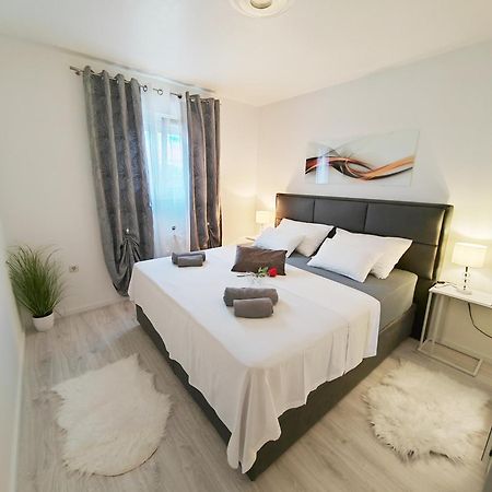 Apartment Toni With Private Parking Zara Esterno foto