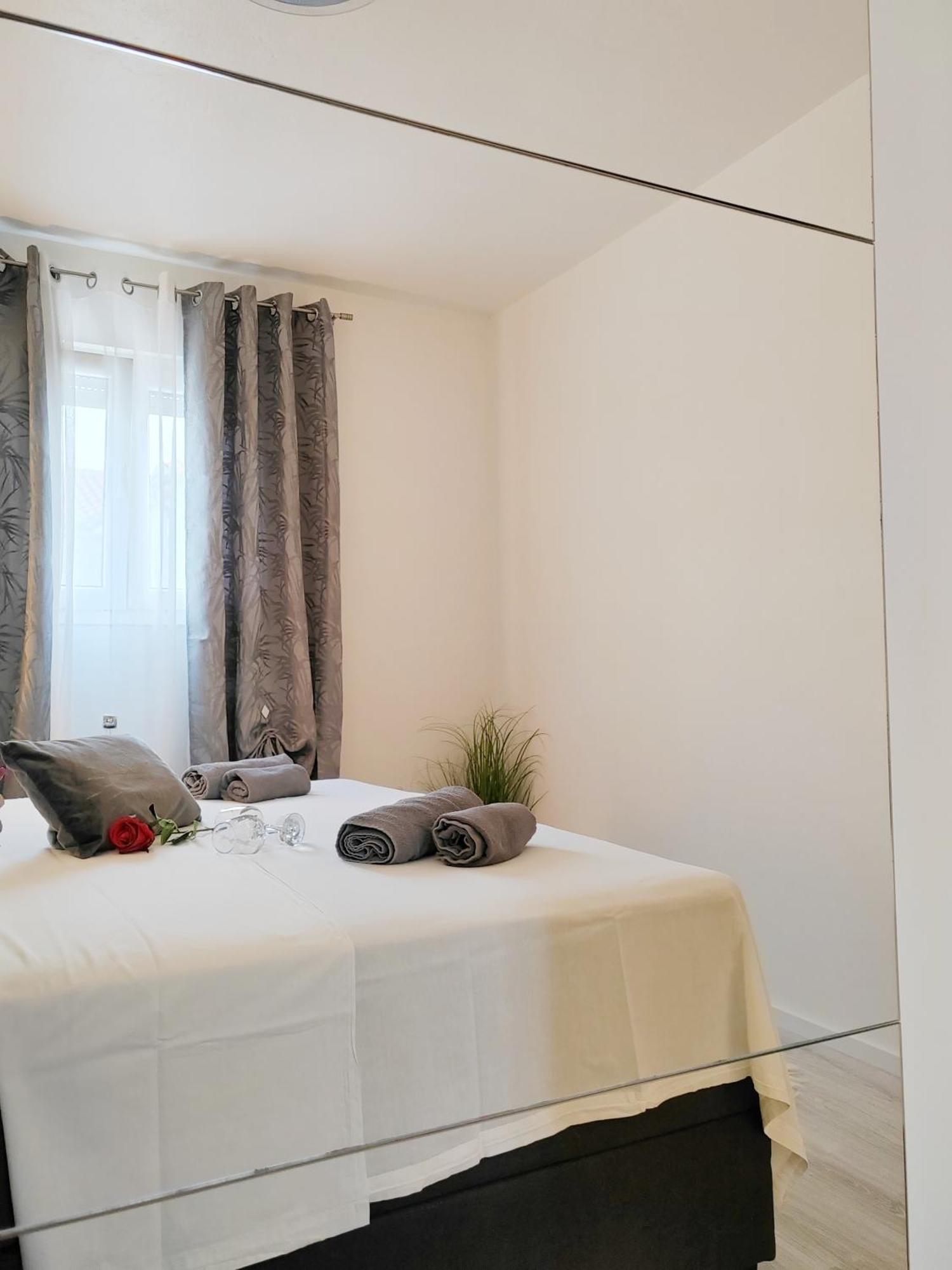 Apartment Toni With Private Parking Zara Esterno foto